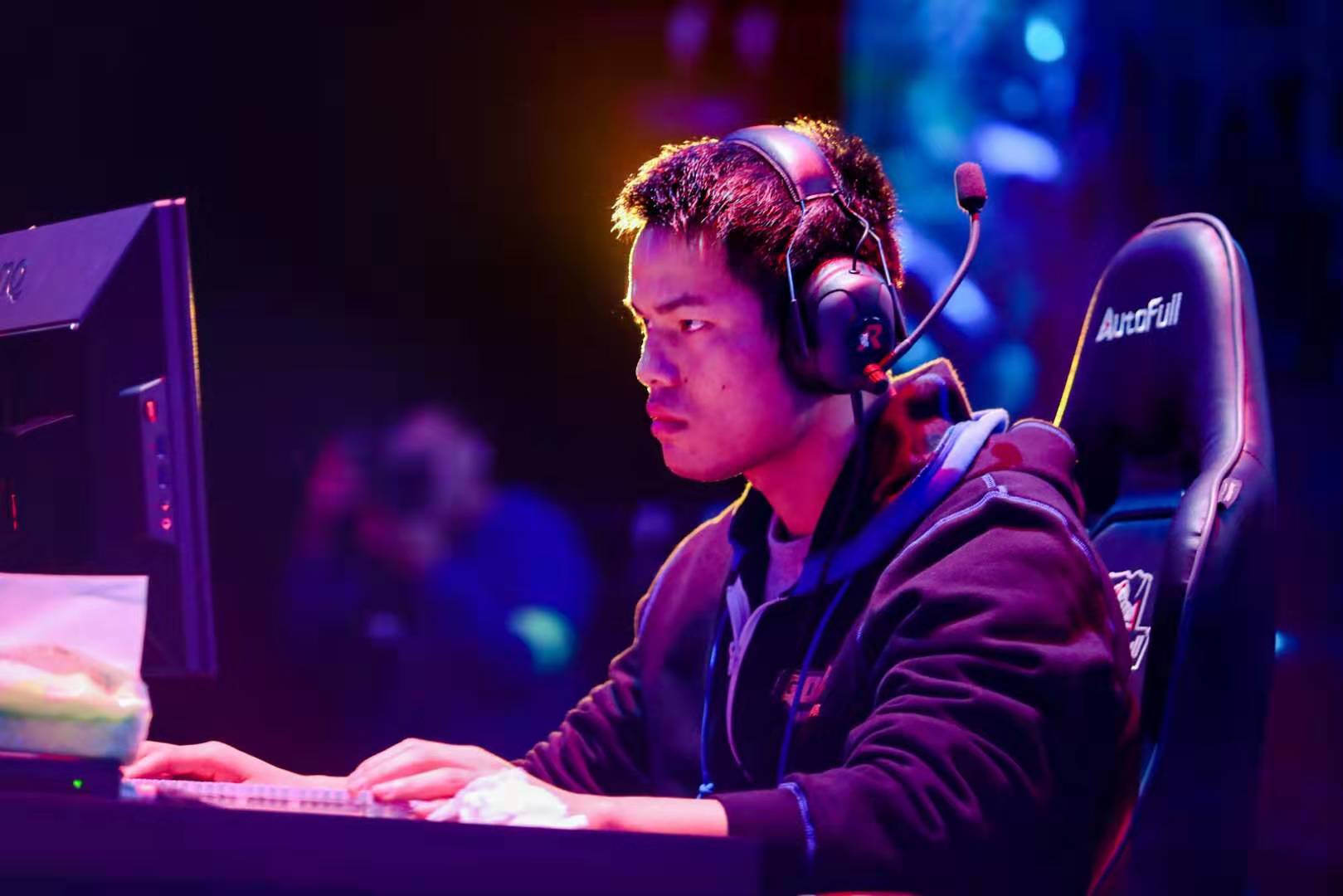 推向聚光灯 推向聚光灯