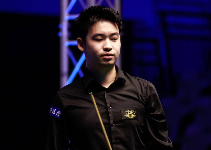 与她此前的 与她此前的